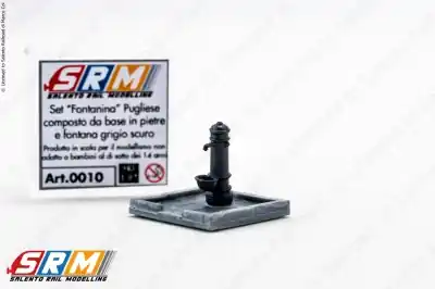 Professionale SRM 0010 H0 1:87 - Fontanella Acquedotto Pugliese "Fontanina" grigio scuro con base in pietre