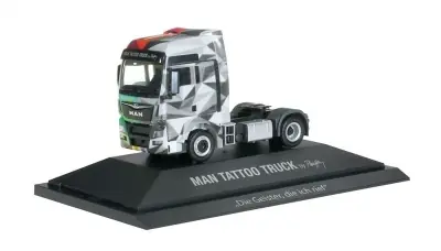 Affare Herpa 918725 - 1:87 H0 - trattore MAN Tattoo truck edizione speciale con bacheca in plastica