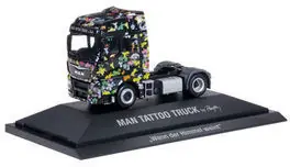 Promozione Esclusiva Herpa 918749 - 1:87 H0 - trattore MAN Tattoo truck edizione speciale con bacheca in plastica