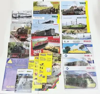 lotto di 19 cataloghi e flyer dedicati al modellismo ferroviario varie marche Solo Oggi
