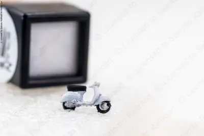 SR066v - N 1:160 automezzo: Vespa Italia di colore chiaro Ultimissimo Modello