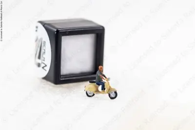Spedito Oggi SR067v - N 1:160 automezzo: Vespa Italia di colore giallo con conducente
