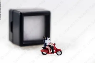 SR070v - N 1:160 automezzo: Vespa Italia di colore rosso con conducente e passeggero Ultima Occasione