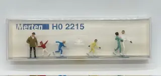Merten 2215 personaggi: persone e bambini che pattinano sul ghiaccio in scala 1:87 H0 Must-Have