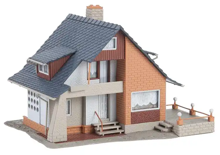 131359 Faller HO casa con balconcino in kit di montaggio scala 1 87 Bestseller
